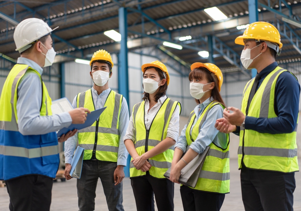 asia-namseong-mich-yeoseong-enjinieo-geulub-eun-gongjang-san-eob-eseo-helmes-anjeon-eul-gajchun-maseukeuleul-chag-yonghabnida